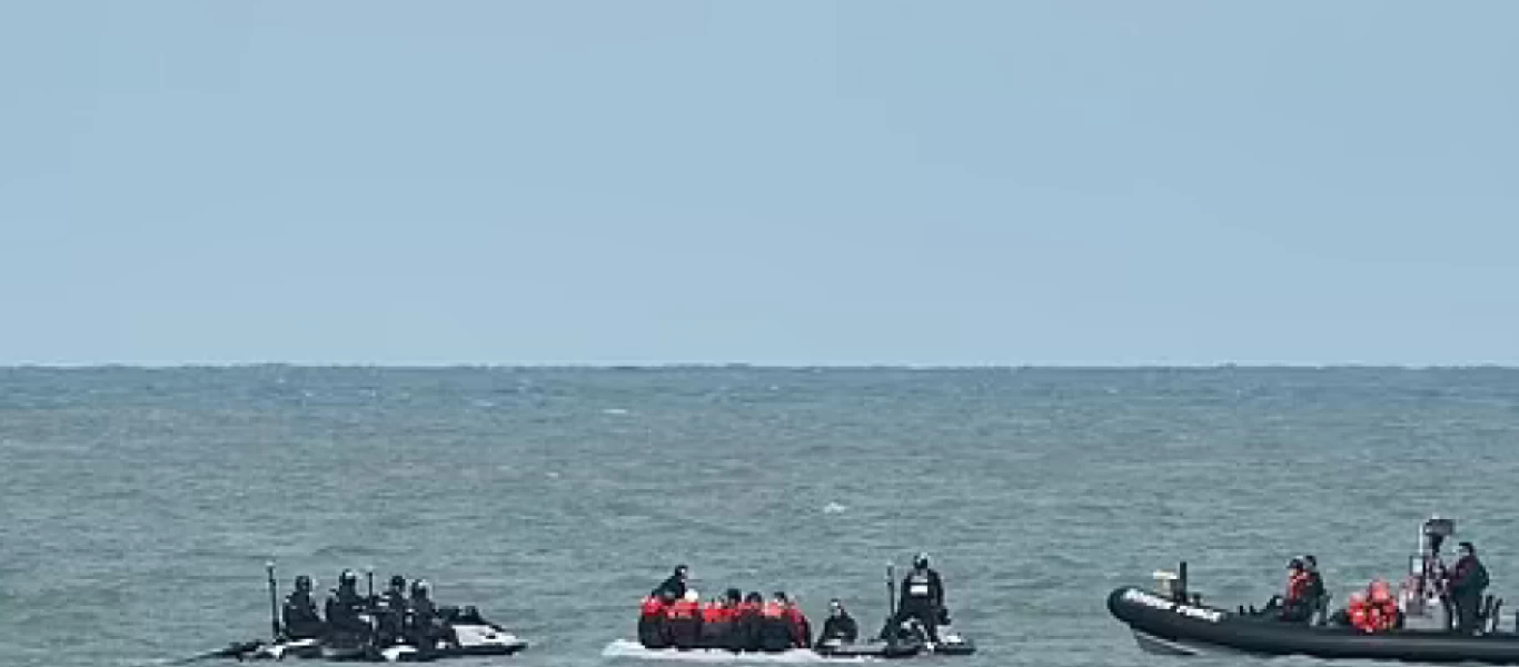 Δείτε εικόνες από την άσκηση Βρετανών με jet ski για push back αλλοδαπών στο στενό της Μάγχης (βίντεο)